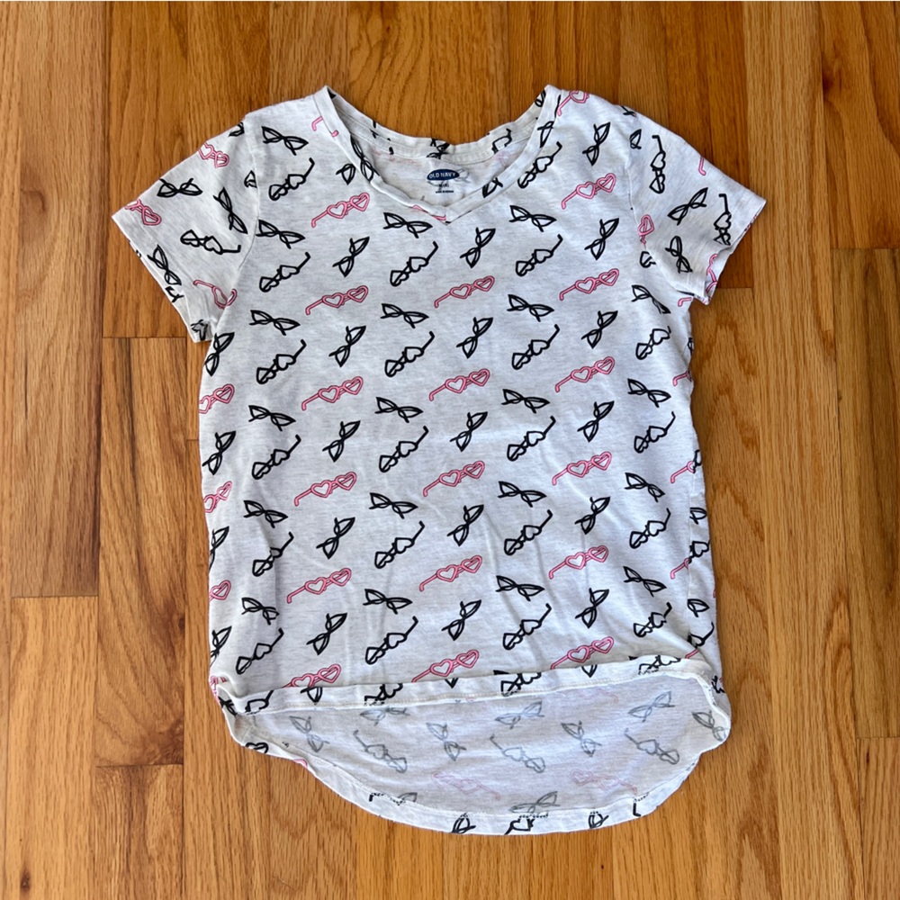 Old Navy small girl v-neck short sleeve t shirt. Size 8